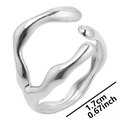 Dettaglio dell'anello regolabile con indicazione del diametro di 1,7 cm su fondo bianco - Argento