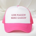 Pink-weiße Trucker-Mütze mit Less Naggin' More Gaggin' Slogan auf weichem Hintergrund - Rosenrot