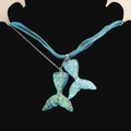 Détail du pendentif queue de sirène en résine bleue avec chaîne argentée et ruban - Bleu