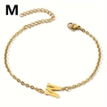 Detailansicht eines goldfarbenen 18K Armbands mit Buchstaben M Anhänger und Karabiner - Buchstabe M
