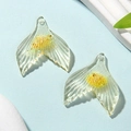 Makroansicht transparenter Meerjungfrauenschwänze aus Harz mit gelbem Glitzer für Schmuck - 2.8x3.1cm / Gelb