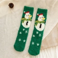 Winter-Weihnachtssocken aus Korallenfleece mit weißem Schneemann und Schneeflocken auf Grün - Einheitsgröße / Schneemann