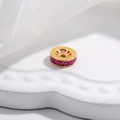 Macro di una perla distanziatrice dorata con pietre preziose viola quadrate - Zircone Rosso Rosa / 8mm / Oro