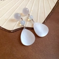 Detalle de pendientes de bambú con cuentas púrpuras y colgantes de concha blanca - Decoración de Cuentas Lavanda / Blanco (17# Pin de Plata)