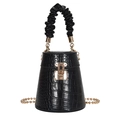 Sac seau noir motif crocodile avec poignée plissée et bandoulière en chaîne dorée - Noir
