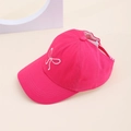 Détail de la visière rose pour enfants avec broderie de nœud blanc sur le devant - Style Noeud - Rose Vif