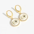 Detailansicht der goldenen Evil Eye und Mond Ohrhänger mit glitzernden Zirkonia-Steinen - Weiß
