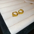 Λεπτομέρεια από στρογγυλά σκουλαρίκια 18k χρυσού με ανάγλυφη υφή σε βελούδινο κουτί - Χρυσοί Κρίκοι