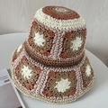 Détail de ce chapeau en paille fait main avec motifs floraux et bord ondulé - Orange