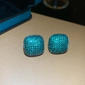Primer plano de pendientes cuadrados verde esmeralda con pavé de circonitas y plata - Pin de plata 925 / Negro de Humo Verde - Cuadrado