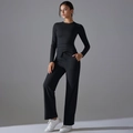Detail der High-Waist-Yogahose mit Kordelzug, weitem Bein und Taschen in Mattschwarz - S / Schwarz
