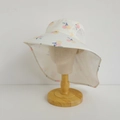 Detailansicht Kinder-Sonnenhut mit atmungsaktivem Mesh, breiter Krempe und Kirschmuster - 54cm (3-8 Jahre) / Beige