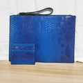 Detailansicht der blauen Clutch mit 3D-Schlangenmuster aus PU-Leder und passendem Kartenhalter - Blau
