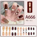 Détail des faux ongles A666 avec motifs de cœur marron et damier rétro élégant - Cœur Damier Marron Foncé Ligne Dorée (A666)