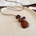 Détail du collier avec pendentif en résine rétro sur plateau en céramique au style ethnique - Collier-Marron-Carré