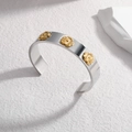 Silberfarbenes C-förmiges Titanstahl-Armband mit drei goldenen 3D-Blumenakzenten - Zweifarbig Gold und Silber (B1075)