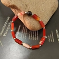 Bracciale in agata rossa naturale con perle rettangolari e dettaglio in ossidiana nera - Agata rossa