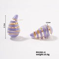 Detailansicht der gold-violetten Emaille-Ohrringe in Tropfenform mit Größenangaben - Helllila Spirale Wassertropfen Stil (E01561-4)