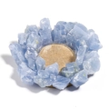 Moderner Kerzenhalter aus blauem Naturkristall mit einer runden beigen Steinbasis - Blauer Calcit-Halter (9cm Durchmesser/Ohne Kerze)