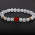 Bracciale minimalista con perline occhio di gatto bianche e ciondolo cuore rosso e oro - Ciondolo a Cuore Rosso / Rosso
