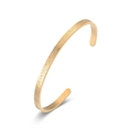 Detalle de un brazalete abierto de acero de titanio dorado con un acabado mate esmerilado. - 4mm / Dorado