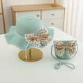 Dettaglio del set cappello di paglia verde menta e borsa a tracolla con pizzo e fiocco - Set - Blu lago