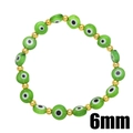 Dettaglio del bracciale con perline verdi Evil Eye da 6mm e distanziatori dorati - Verde