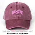 Detalle de gorra de béisbol granate en algodón lavado con bordado Very Demure y lazo - Burdeos