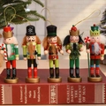 Set di cinque soldati schiaccianoci in legno da 13 cm per decorazioni natalizie - Collezione Schiaccianoci / Confezione da 5 pezzi