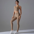 Vorderansicht von nahtlosem Yoga-Set mit hochtaillierten Leggings und Sport-BH in Mokka - Kakao