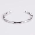 Dettaglio del bracciale rigido in acciaio inossidabile lucido con design a bambù - Color Acciaio