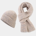 Dettaglio del set cappello e sciarpa in maglia spessa beige-grigio mélange - Beige