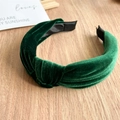 Detalle de diadema de terciopelo verde oscuro con textura de costillas verticales - Diadema de Terciopelo Verde