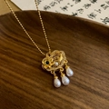 Collana con lucchetto Ruyi dorato, gemma verde e perle su vassoio di legno scuro - Lucchetto di Sicurezza Placcato Oro (16#)