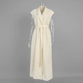 Détail de la robe chemise sans manches crème montrant la ceinture et le col à revers - S / Abricot