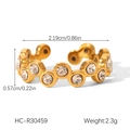 Makroaufnahme des 18K vergoldeten Edelstahlrings mit Zirkon-Inlays und Abmessungen - Wellenförmiger Zirkonia Offener Ring (HC-R30459)