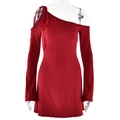 Vista detallada del vestido rojo de un hombro con lazo y mangas largas en un maniquí invisible - S / Rojo