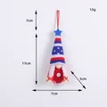 Patriottische hangende kabouter met sterren en strepen patroon en rode vlechtjes - Stijl 4 (Golven Vlechten)