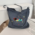 Détail du sac en toile à rayures avec broderie colorée et texte SUZAKKA brodé - Chien Coloré
