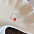Makroaufnahme von handgefertigtem Perlenring mit roten Blumen auf weißer Schale - Rote Blume Transparent (Stil 4)
