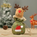 Detail der grünen Weihnachtstüte aus Sackleinen mit Rentier-Plüschkopf und Spitzenborte - Besticktes Rentier