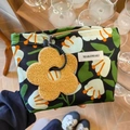 Borsa da trucco in tela a fiori tropicali con un portachiavi a fiore di peluche - Foresta Pluviale Grande (Nero Floreale) / Grande