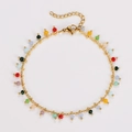 Dettaglio di perline colorate su una cavigliera boho dorata con chiusura a moschettone - Medio