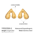 Detail view of hammered gold stainless steel heart earrings with dimensions and weight - Gold (YYE023566-G)