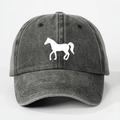 Detalle de gorra de béisbol negra lavada con silueta de caballo blanco y costuras visibles - Talla única / Negro