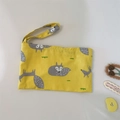 Vista detallada del bolso de algodón amarillo con estampado de zorro y cremallera - Zorro sobre Amarillo