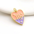 Vista macro del colgante de corazón bañado en oro de 18K con signo Virgo y esmalte - Estilo Virgo (12)
