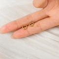 Mini-Herz-Ohrstecker aus 14K vergoldetem Edelstahl, am Finger präsentiert für Größe - Herz