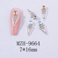Dettaglio macro di decorazioni per unghie con strass di cristallo e gocce 7x16mm - Base Argento AB Aurora (9664)