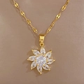 Nahaufnahme der Titanstahl Goldene Blumenkette mit mikro-gefassten funkelnden Kristallen - Titanstahlkette Kupferanhänger / Blumen Anhänger Halskette (F502)